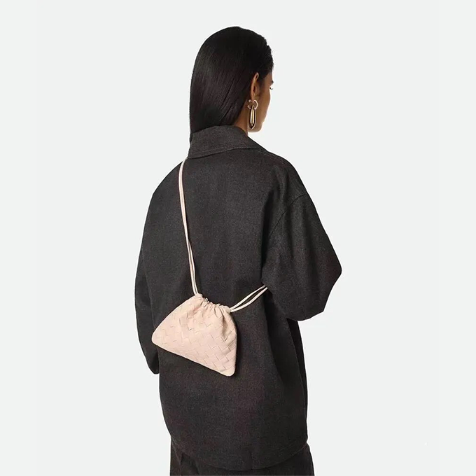 bottega veneta mini dustbag intrecciato leather drawstring crossbody pouch #816987
